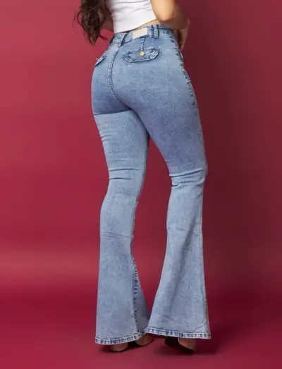 Jeans acampanados de mezclilla azul para mujer - miniatura 2