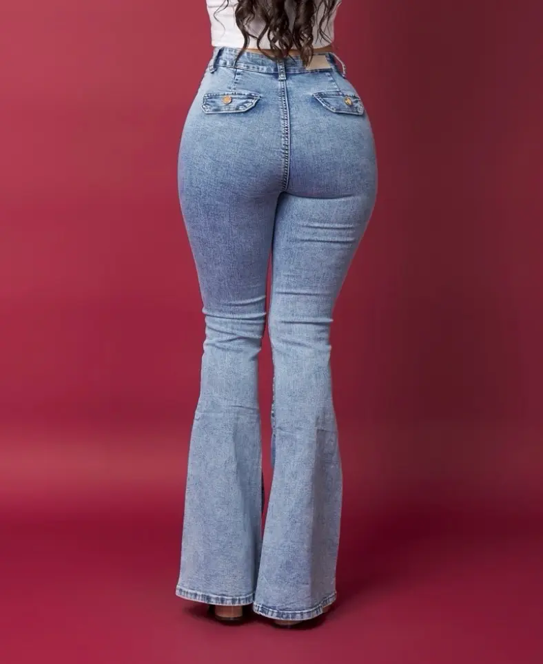 Jeans acampanados de mezclilla azul para mujer - 3