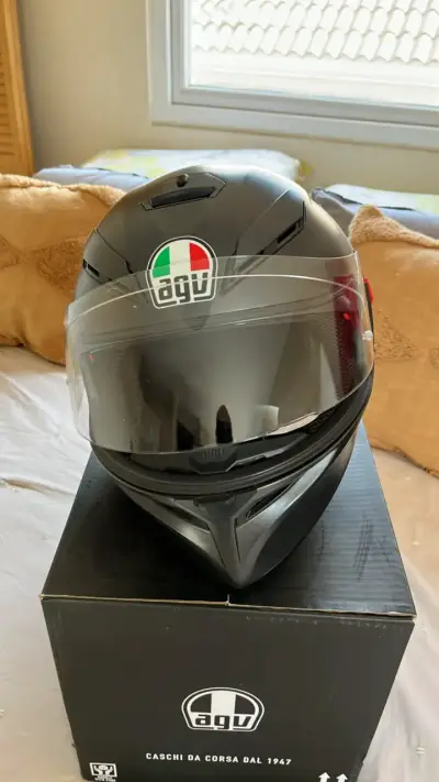 Casco de moto AGV negro con visor - miniatura 1