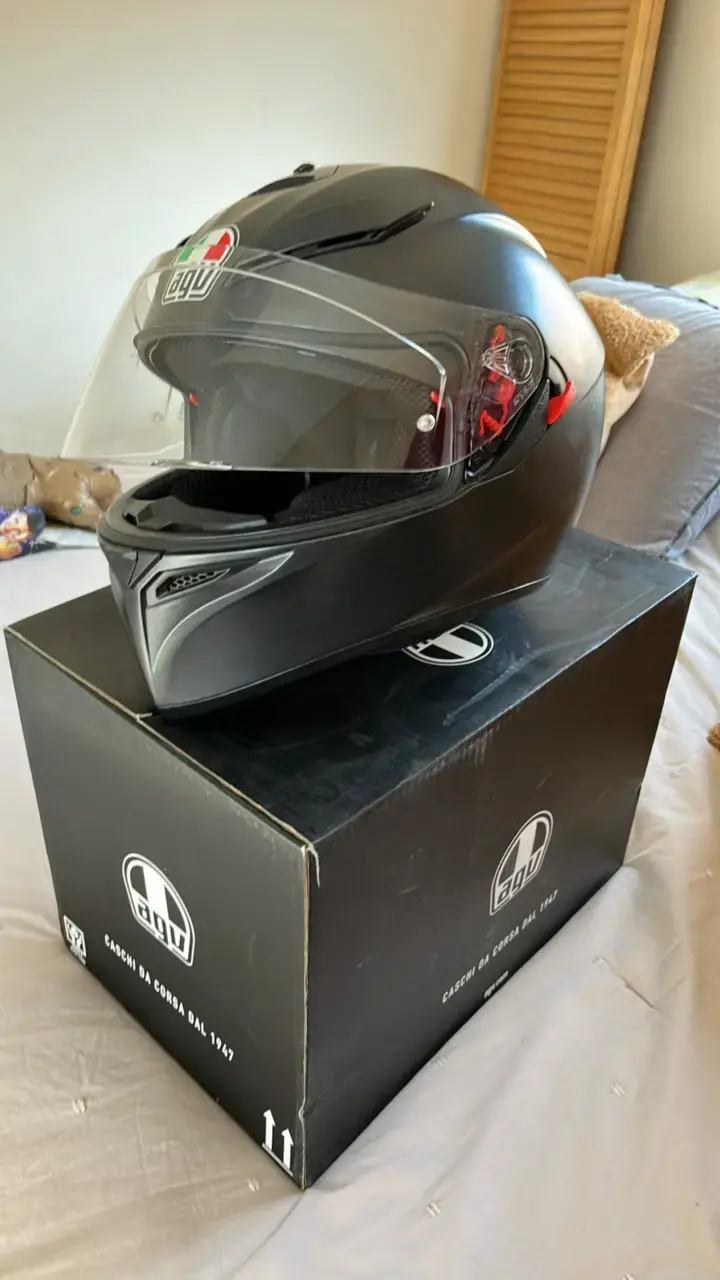 Casco de moto AGV negro con visor - 2