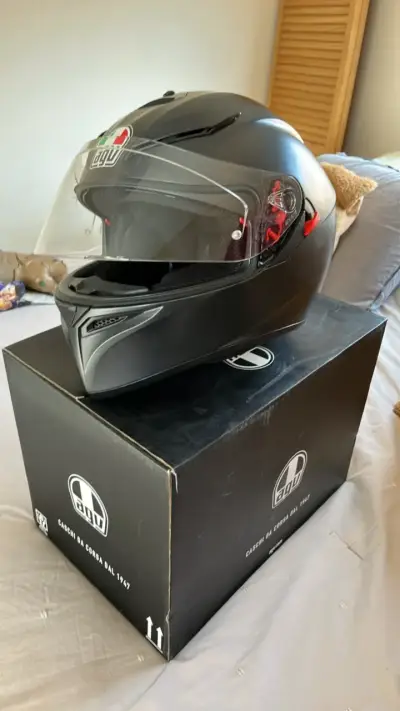 Casco de moto AGV negro con visor - miniatura 2