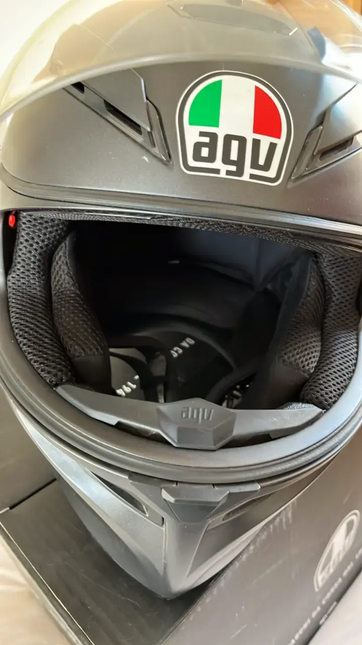 Casco de moto AGV negro con visor - 6