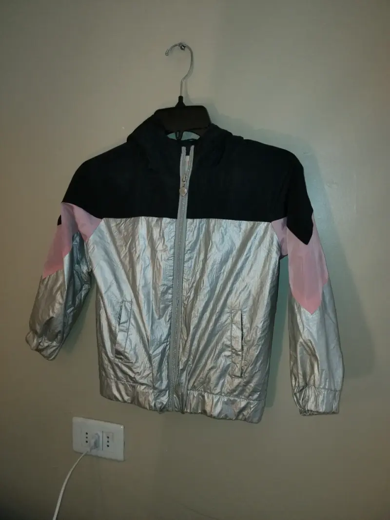 Chaqueta cortaviento infantil plateada y negra