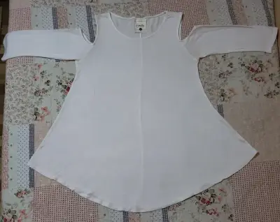 Blusa blanca con hombros descubiertos - miniatura 1