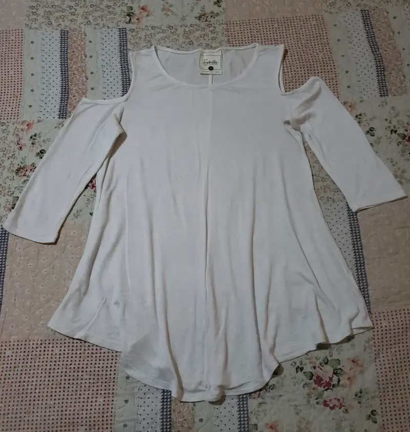 Blusa blanca con hombros descubiertos - 2