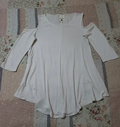 Blusa blanca con hombros descubiertos - miniatura 2