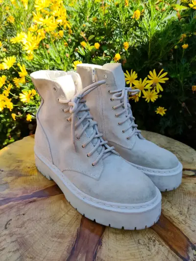 Botines de gamuza beige con plataforma - miniatura 1