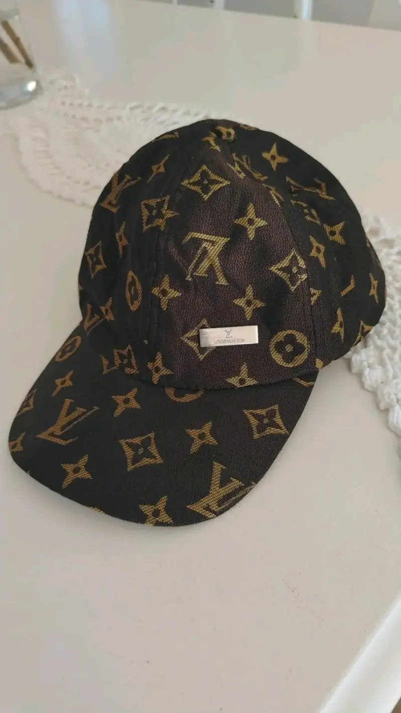 Gorra de diseño Louis Vuitton negra y dorada - 1