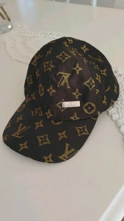 Gorra de diseño Louis Vuitton negra y dorada - miniatura 1