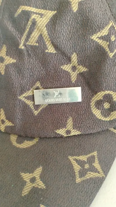 Gorra de diseño Louis Vuitton negra y dorada - miniatura 2