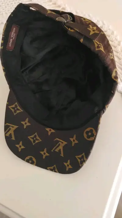 Gorra de diseño Louis Vuitton negra y dorada - miniatura 3