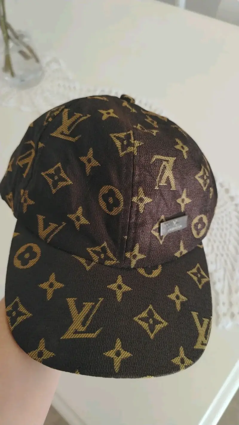 Gorra de diseño Louis Vuitton negra y dorada - 4