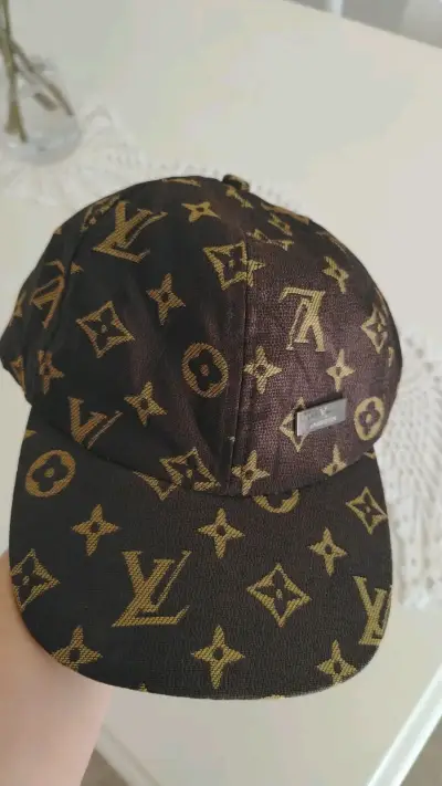 Gorra de diseño Louis Vuitton negra y dorada - miniatura 4