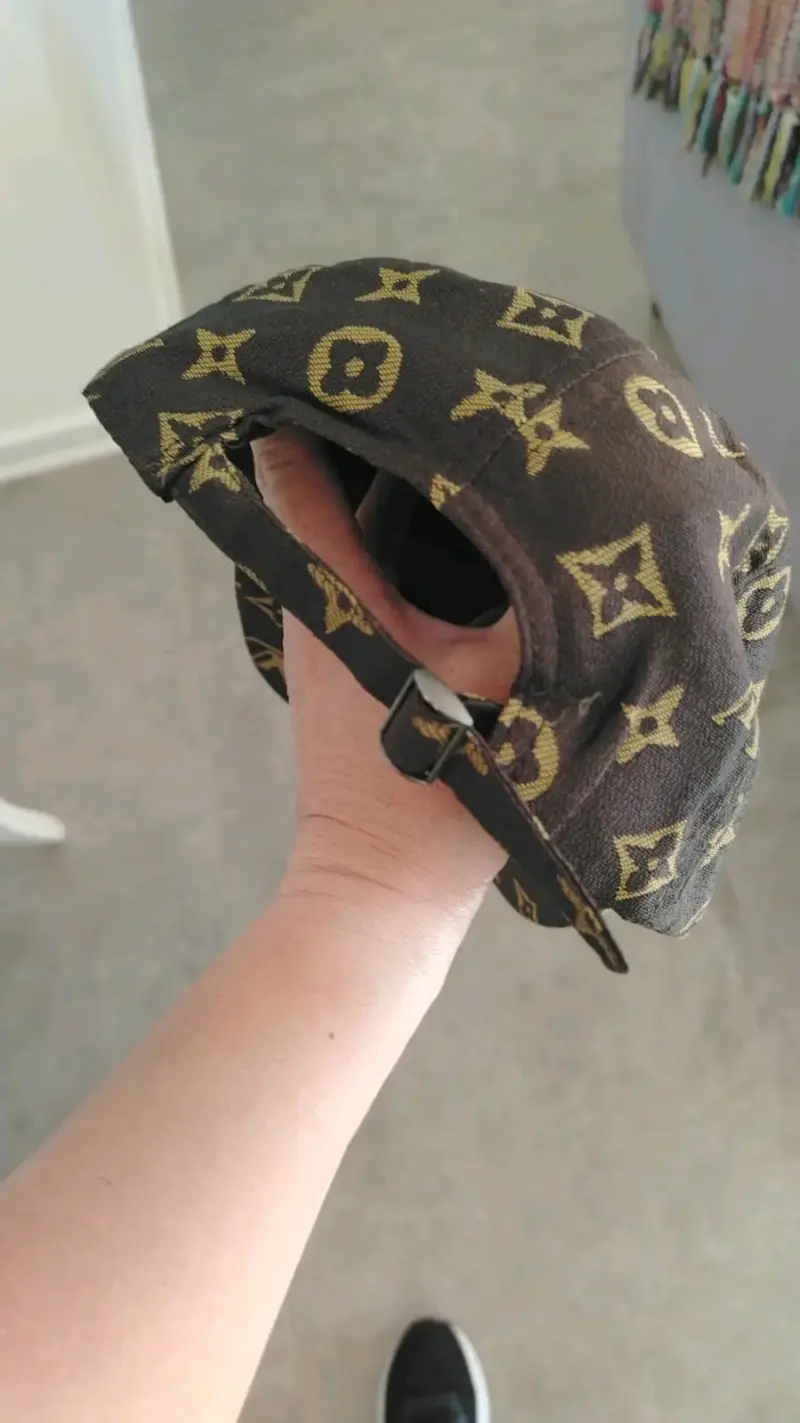 Gorra de diseño Louis Vuitton negra y dorada - 5