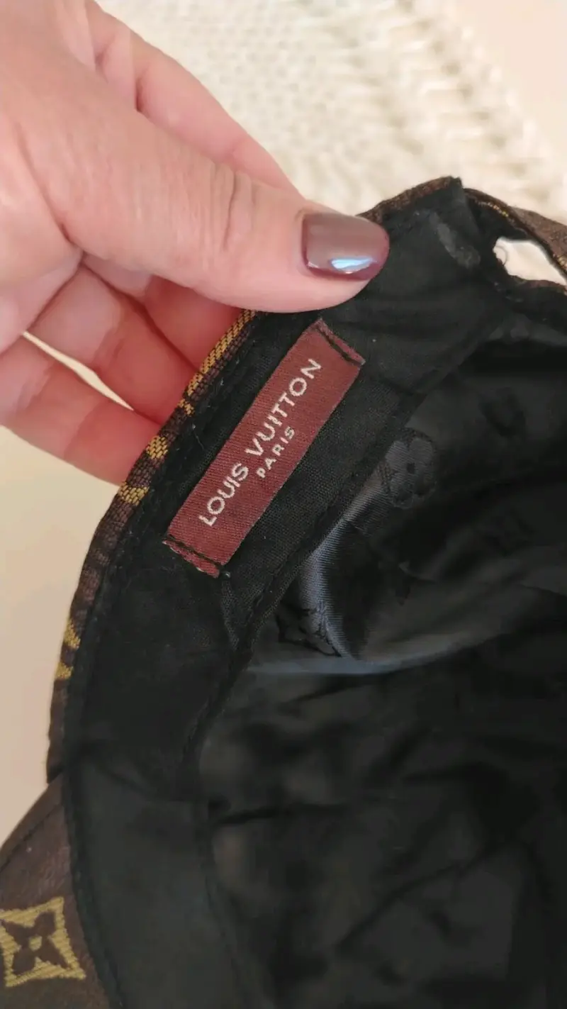 Gorra de diseño Louis Vuitton negra y dorada - 6