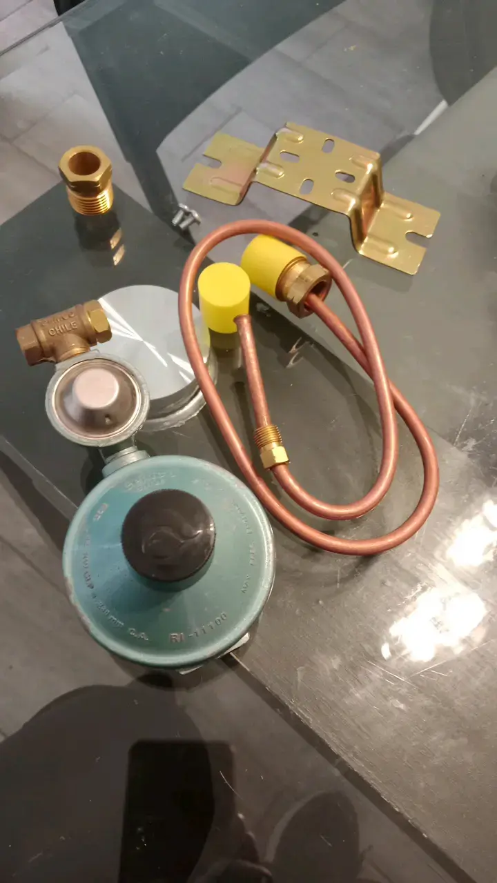 Kit de conexión para gas con regulador y manguera