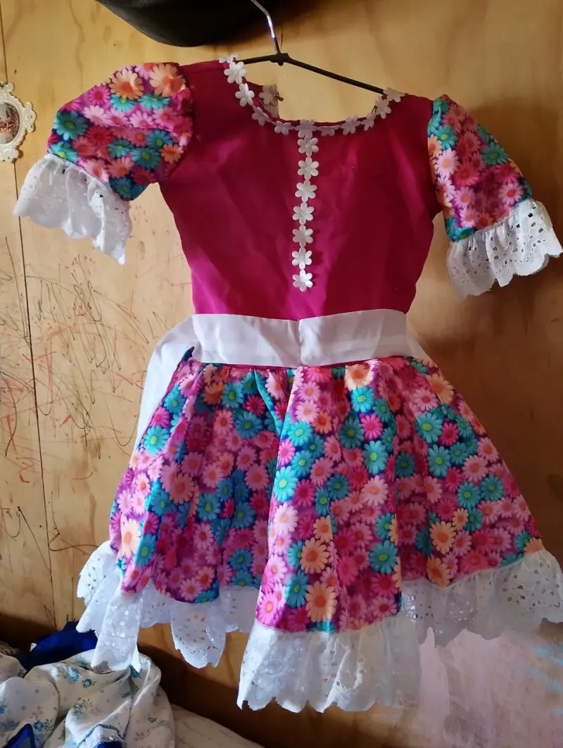 Vestido de niña con flores y encaje - 1