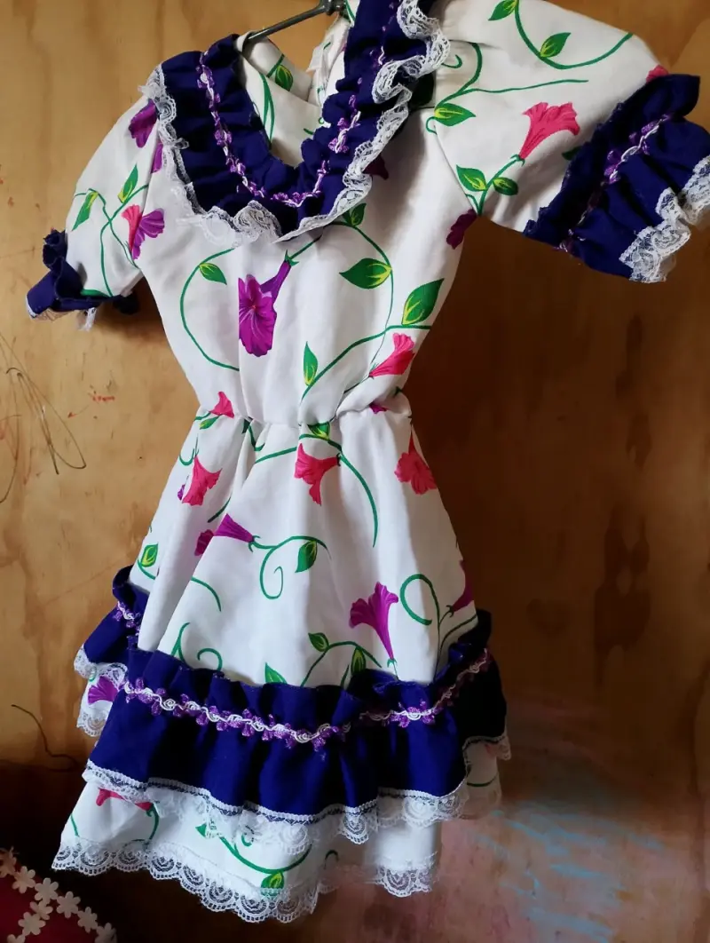 Vestido de niña con flores y encaje - 2