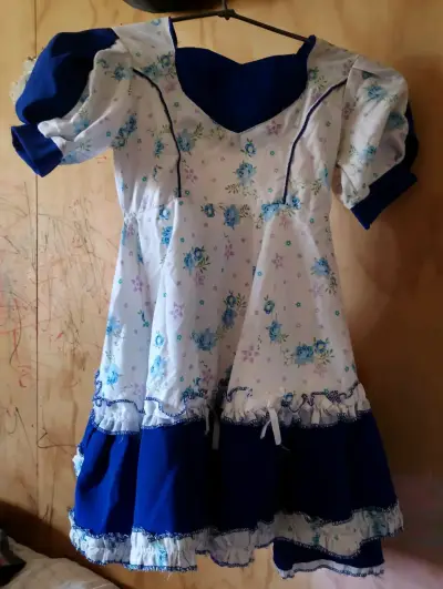 Vestido de niña con flores y encaje - miniatura 5