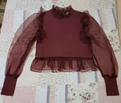 Blusa de encaje burdeos con volantes - miniatura 1