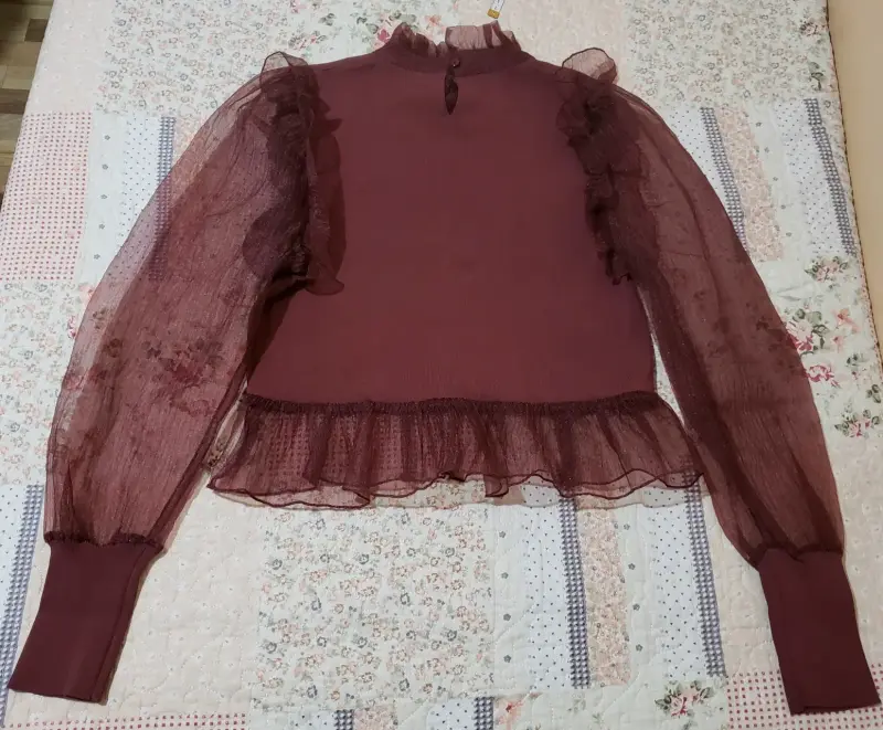 Blusa de encaje burdeos con volantes - 2