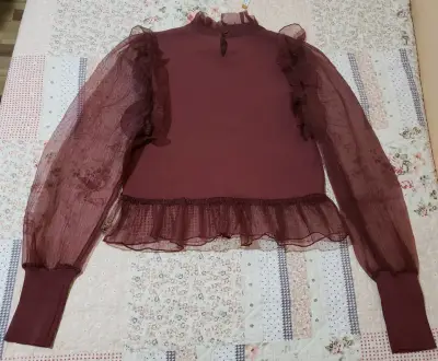 Blusa de encaje burdeos con volantes - miniatura 2