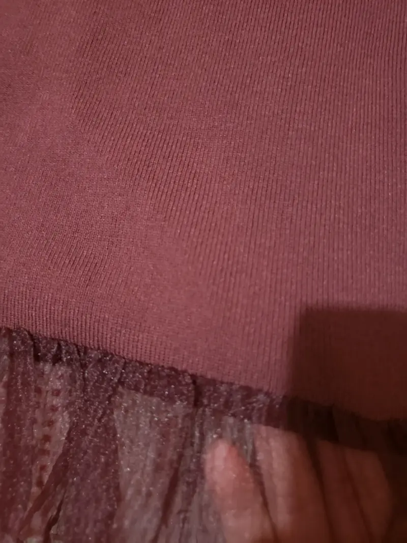 Blusa de encaje burdeos con volantes - 3