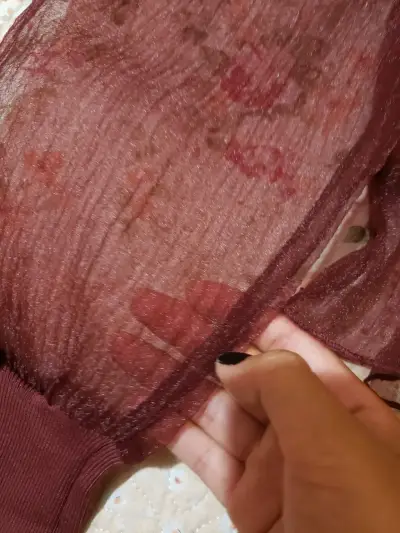 Blusa de encaje burdeos con volantes - miniatura 4