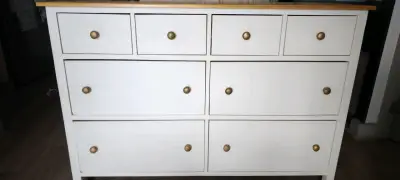 Cómoda de madera blanca con cajones dorados - miniatura 1