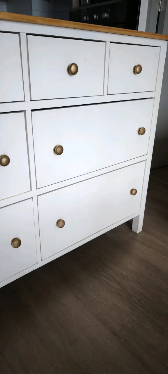 Cómoda de madera blanca con cajones dorados - 2