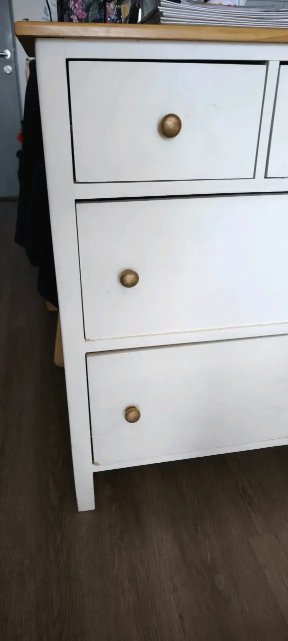 Cómoda de madera blanca con cajones dorados - 3