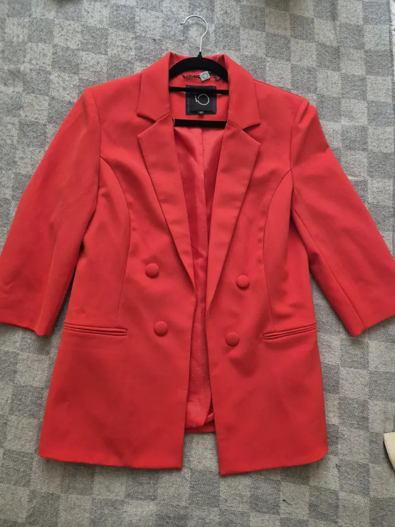 Blazer rojo de mujer elegante