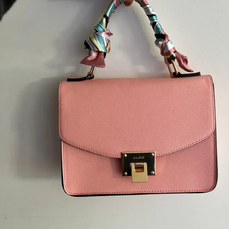 Cartera de mano rosa Aldo con asa decorativa - 1