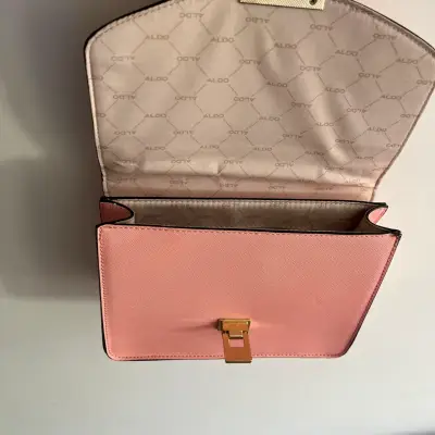 Cartera de mano rosa Aldo con asa decorativa - miniatura 2