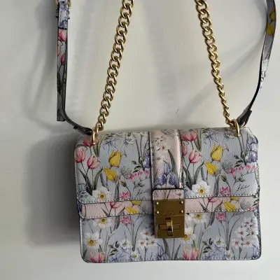 Cartera floral con cadena dorada - miniatura 1