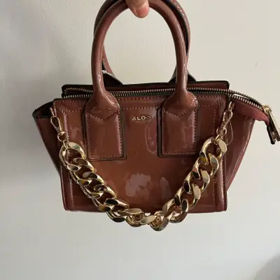 Cartera de mano marrón con cadena dorada Aldo - miniatura 1