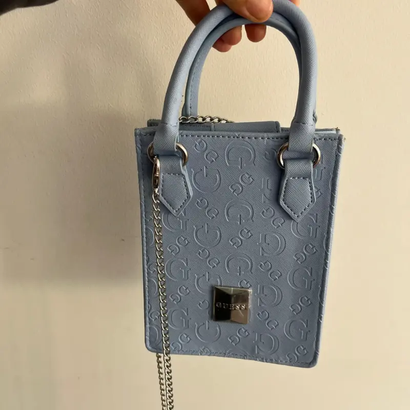 Mini bolso de mano azul Guess con cadena