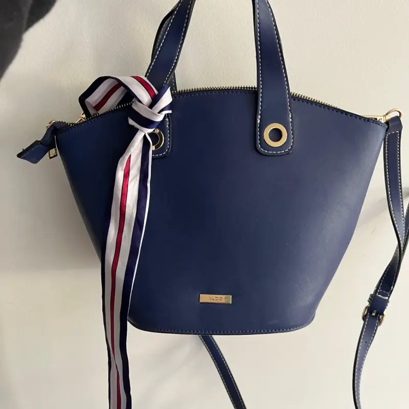 Cartera azul con pañuelo decorativo Aldo