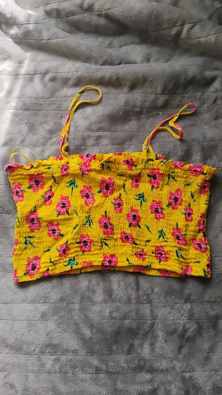 Top amarillo con flores Opposite Basics - 2