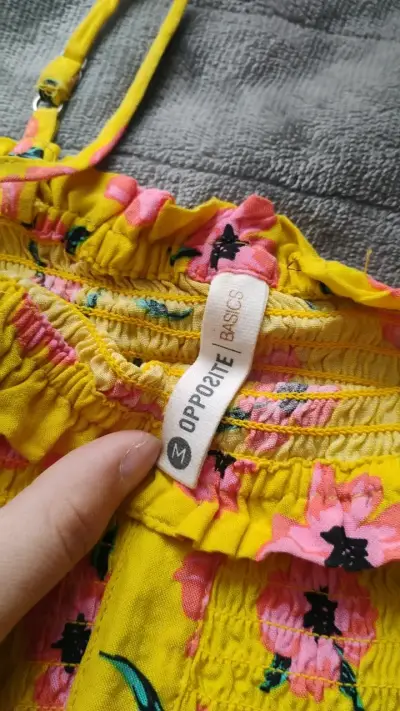 Top amarillo con flores Opposite Basics - miniatura 3