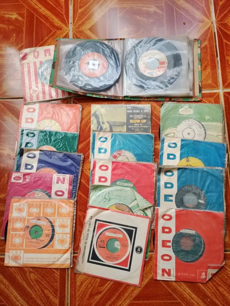 Colección de discos de vinilo 45 RPM variados