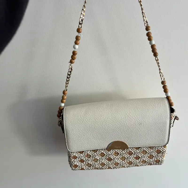 Cartera cruzada de cuero y tejido beige