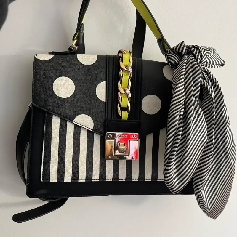 Cartera de mano Aldo con diseño de lunares y rayas