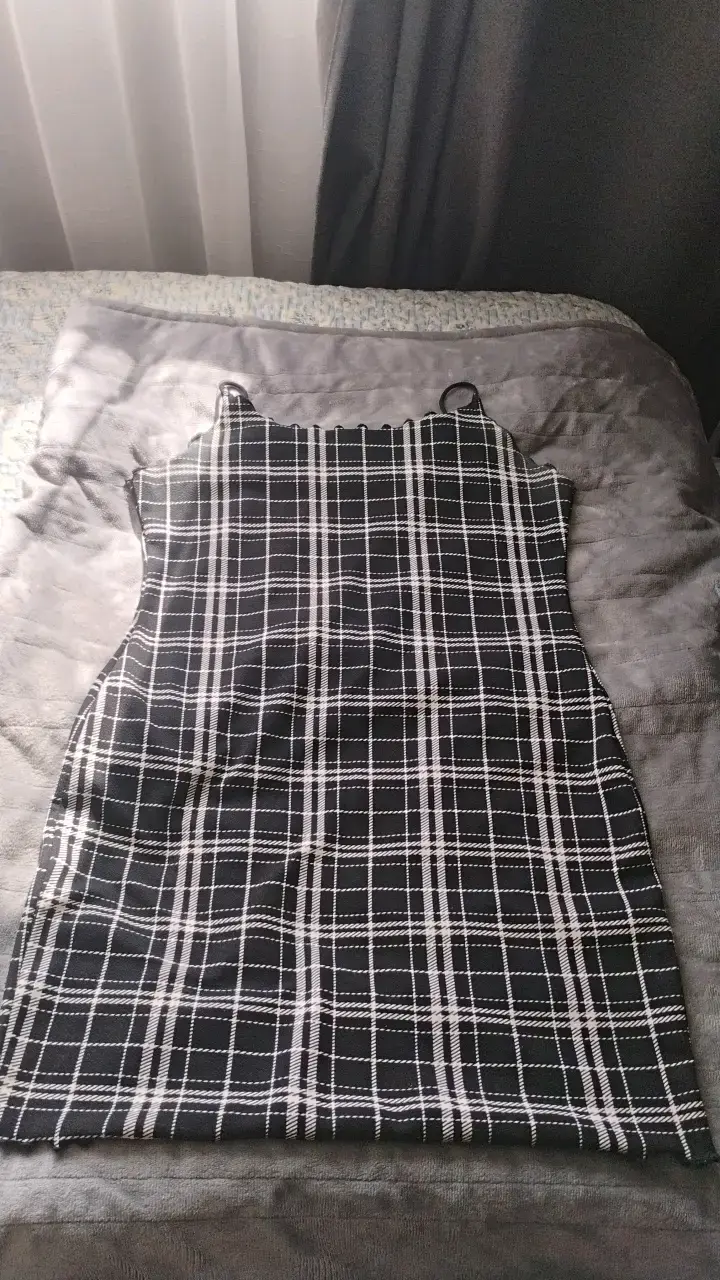 Vestido corto de tirantes con diseño a cuadros
