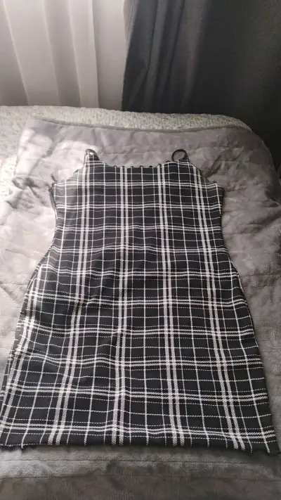 Vestido corto de tirantes con diseño a cuadros - miniatura 1