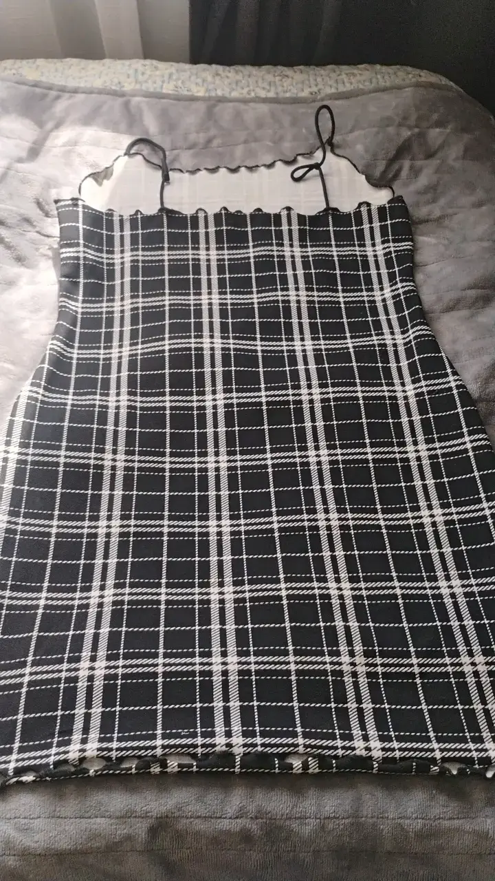 Vestido corto de tirantes con diseño a cuadros - 3