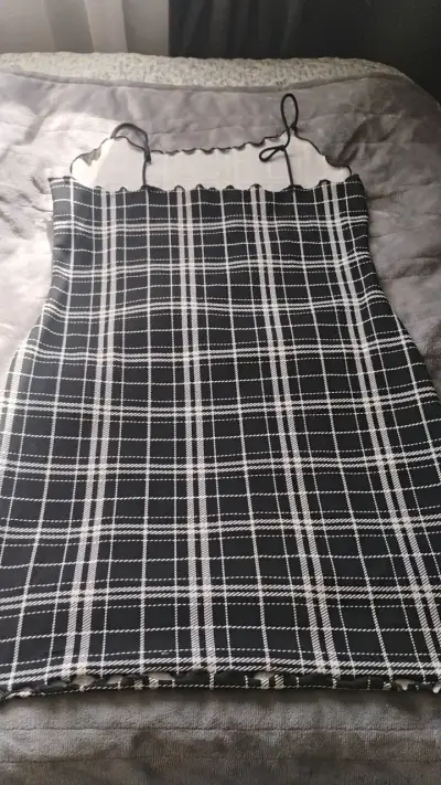 Vestido corto de tirantes con diseño a cuadros - miniatura 3