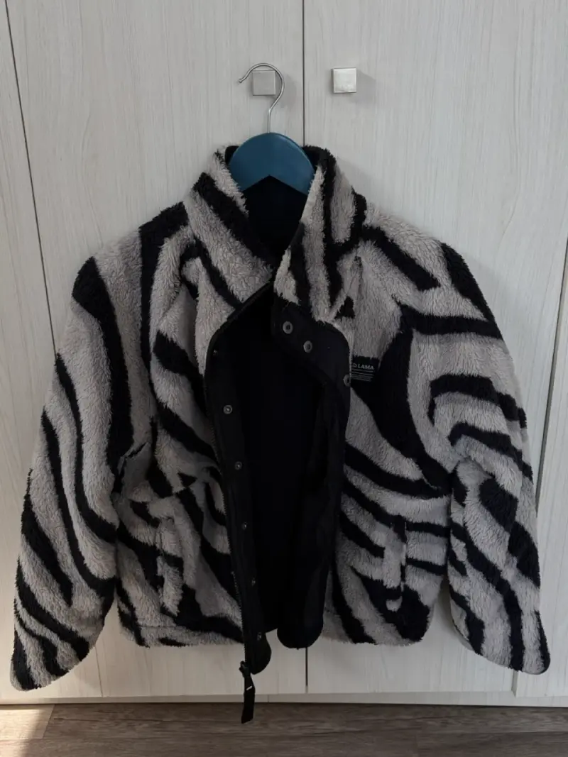 Chaqueta reversible negra y rayada Wild Lama - 3