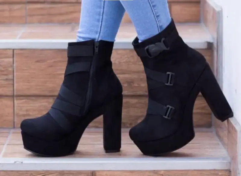 Botines negros de tacón alto con hebillas