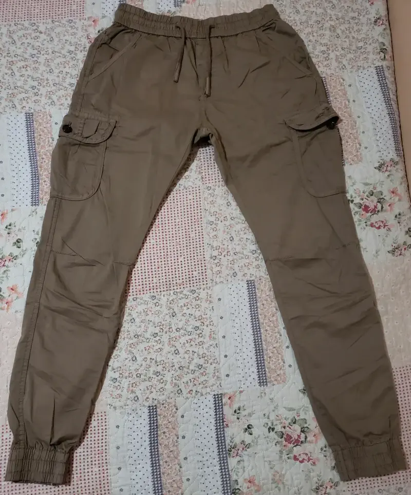 Pantalones cargo color caqui - 1